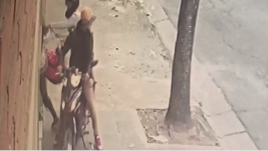 Motochorros le arrebatan la mochila a chica de 15 años