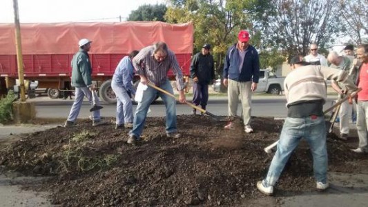 Cansados de los accidentes viales, vecinos construyen "lomas de burro" en Córdoba