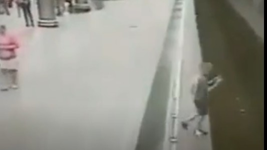 Video: cayó a las vías del subte un nene que caminaba mirando el celular