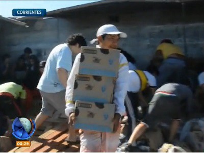 Vuelco de un camión de leche y saqueos