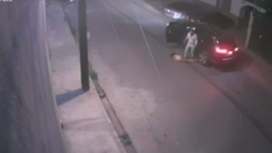 Brutal agresión a una mujer queda registrada por una cámara