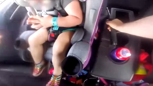 Desesperado rescate de nenes atrapados en un auto