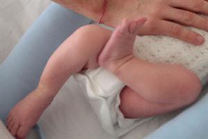 El gobierno bonaerense autorizó inscribir a un bebé con tres apellidos: de sus dos madres y del padre biológico