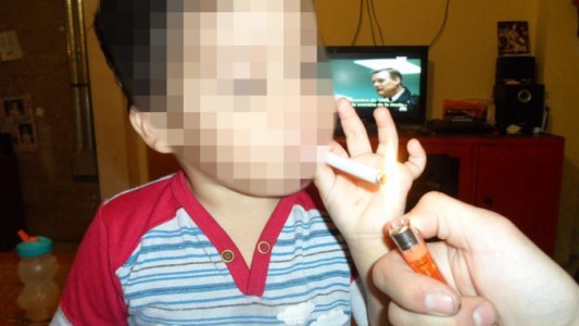 Escándalo en La Pampa: una madre subió fotos a Facebook de su pequeño hijo con cigarrillos