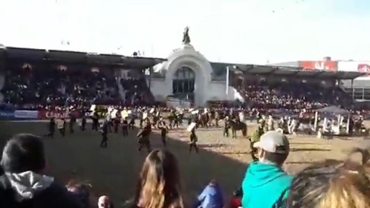 Activistas veganos irrumpieron en La Rural y los gauchos los echaron a "caballazos"