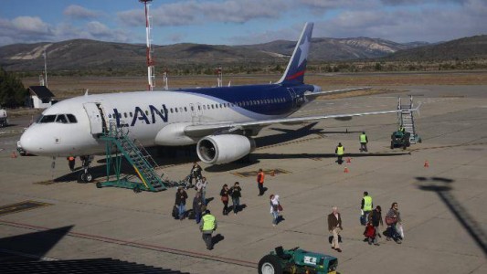 Aterrizó el primer avión en Bariloche después de cuatro días