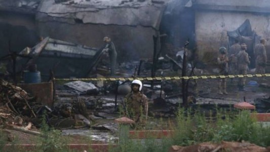 Se estrelló un avión militar en Pakistán: al menos 17 muertos