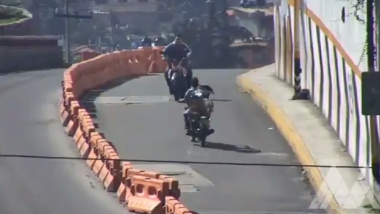Manejaba en sentido contrario y terminó chocando a otra moto de frente
