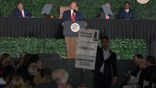 Escrachan a Trump durante un acto