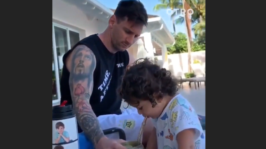 Messi le enseña a tomar mate a su hijo Ciro