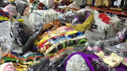 Decomisan mercadería y drogas en un micro