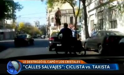 Ciclista enfurecido destruyó un taxi que lo encerró