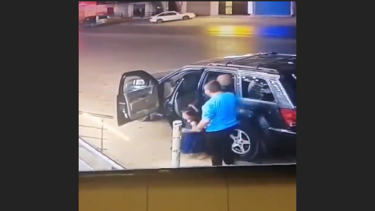 Padre salva a su hija segundos antes de un violento choque