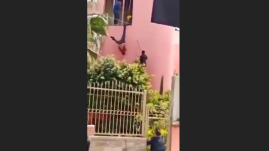 Intentó robar, huyó y terminó colgado como "piñata"