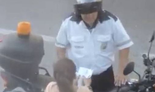 Filman a un inspector de tránsito cobrando una coima en Rosario