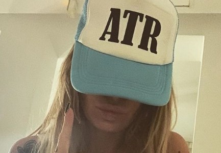 Lluvia de likes para Flor Peña en Instagram: en topless y bombacha diminuta