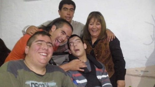 Video documento: descubrió con una cámara oculta que el cuidador golpeaba a su hijo con parálisis cerebral
