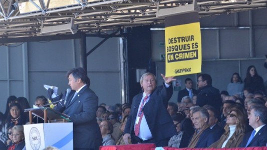 Greenpeace desplegó carteles en la inauguración de la Rural