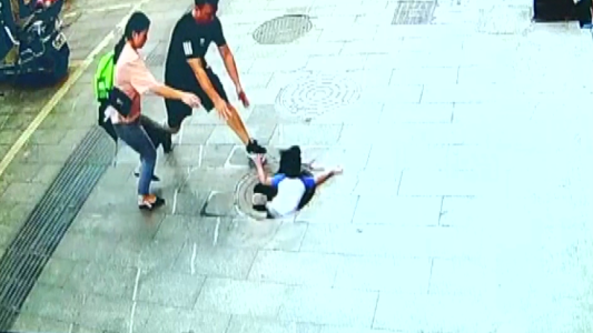 El momento en que un nene cae dentro de una alcantarilla