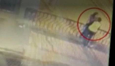 Se estaban besando en un puente, cayeron desde 15 metros y murieron