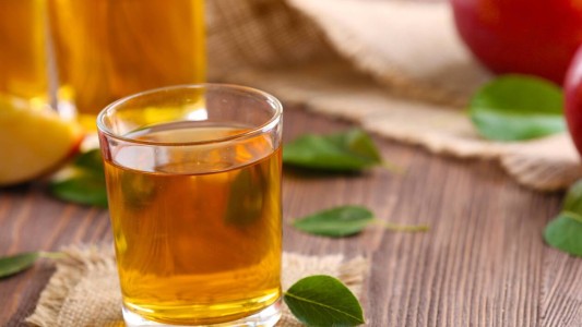 Le dieron detergente en vez de jugo a una nena en un restaurante: podría perder el esófago