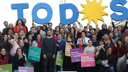 Lammens cerró su campaña en el Obelisco luego de una "volanteada" por los subtes