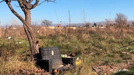 Una chica que dormía en su casa fue raptada y violada en un descampado