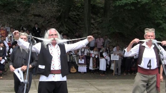 El rey del bigote está en Serbia