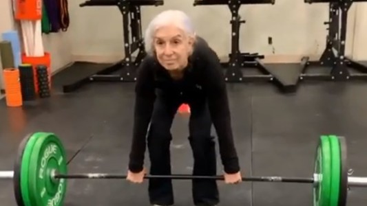 "Abuelita" con músculos: la mujer de 72 años que hacea crossfit y levanta pesas de 70 kilos