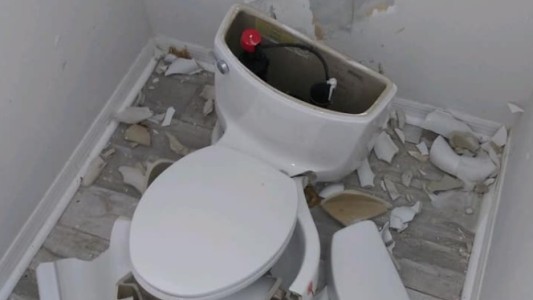 Cayó un rayo en su casa y le explotó el inodoro