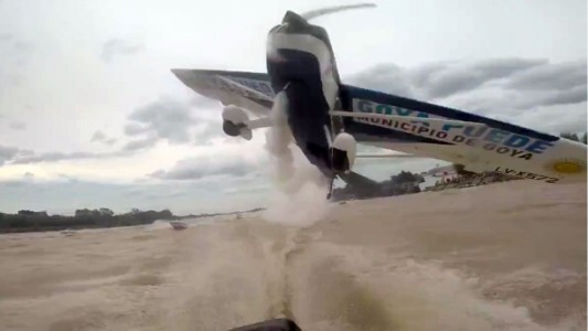 Corrientes: un avión les pasó a centímetros de la cabeza en el río