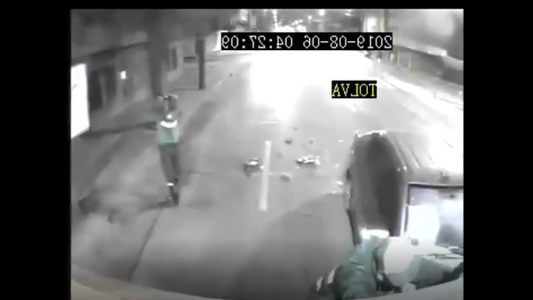 Tomaba café mientras manejaba y provocó un grave accidente