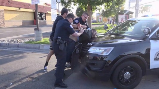 Un hombre apuñaló a 6 personas en California