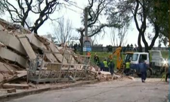 Se derrumbó un edificio de 8 pisos en construcción sobre la colectora de General Paz