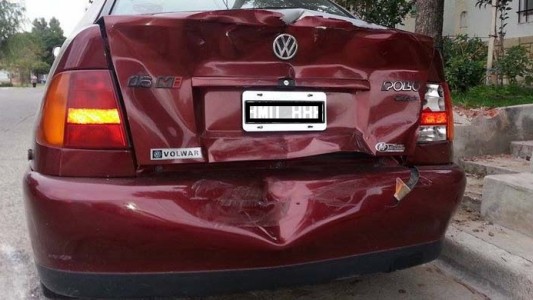 Chocó dos autos cuando rendía el examen de conducir