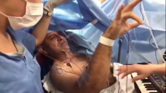 Despiertan a un paciente durante una cirugía para que toque el piano