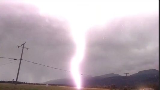 Increíble: rayo cae diez veces en el mismo lugar