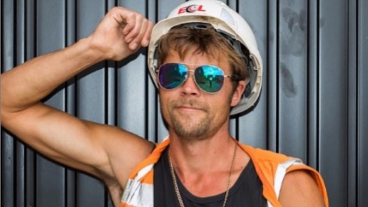 El obrero inglés que arrasa en las redes sociales por su parecido con Brad Pitt