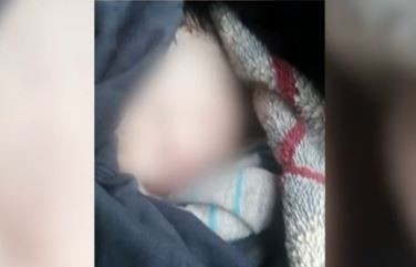 Encontró a un bebé en el techo de su establo