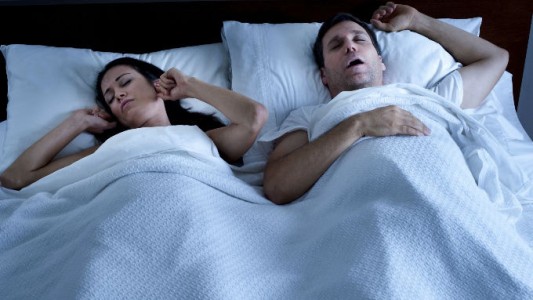 Cuatro sencillos ejercicios ayudan a rudicir los ronquidos