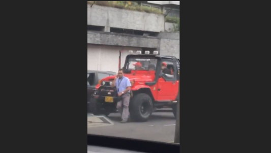 Luego de un choque, un conductor atropella al otro para huir