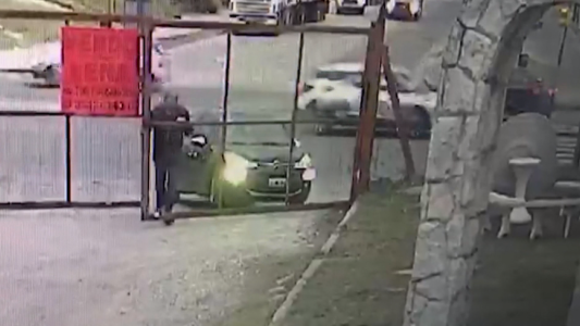 Dejó el auto en marcha, bajó a abrir un portón y le robaron el vehículo