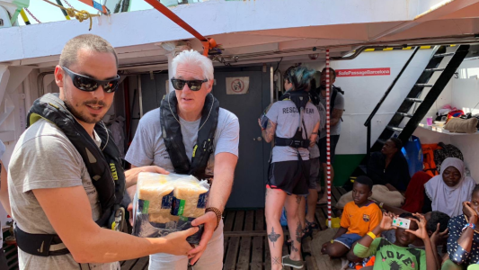 El actor Richard Gere lleva víveres a los rescatados por el 'Open Arms'