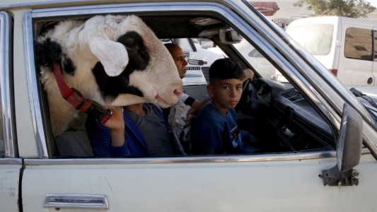 En auto al festival del sacrificio