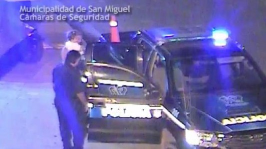 Filman a un hombre que iba a los tiros en plena calle con una beba en su auto