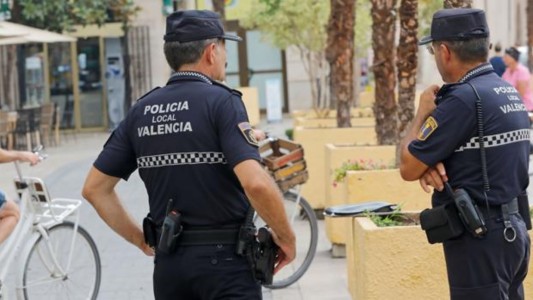Una nena de 14 años se colgó de la ventana de un cuarto piso para evitar que su padre la violara