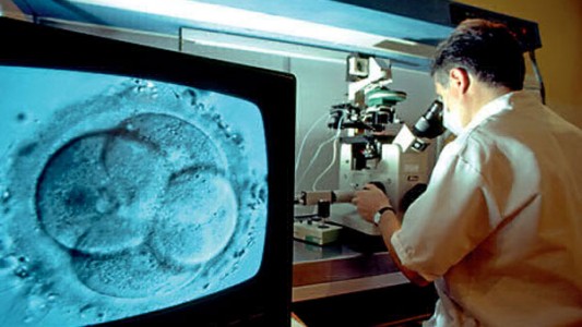 Ordenan a prepaga cubrir tratamiento de fertilización a mujer de 46 años y sin pareja actual