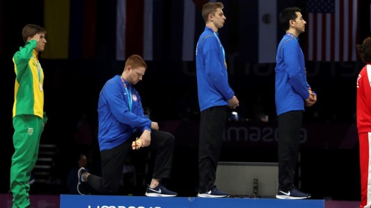 Un esgrimista estadounidense se arrodilló en el podio para protestar contra la xenofobia en su país