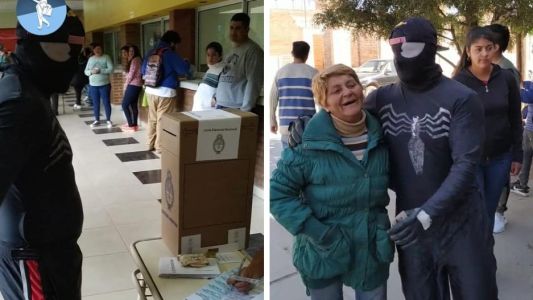 El joven que fue a votar disfrazado de Spiderman