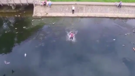 Perdió el control de su drone y se tiró al agua para rescatarlo